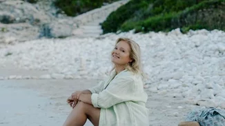 Μαρία Καβογιάννη | Dinner στη Βουλιαγμένη με πράσινο καφτάνι