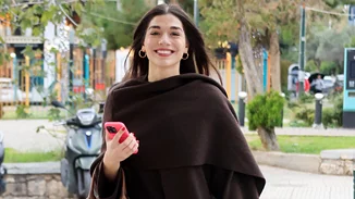 Η Μελίνα Νικολαΐδη με το παλτό στην σοφιστικέ απόχρωση που ταιριάζει με τα πάντα