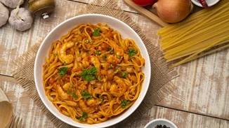 "Τι να μαγειρέψω σήμερα;" | Η Κατερίνα Παπουτσάκη έφτιαξε την τέλεια νηστίσιμη γαριδομακαρονάδα