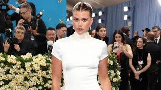 Το look της Sofia Richie στο φετινό Met Gala ήταν το απόλυτο μείγμα του dandy style με τα signature prep στοιχεία του Tommy Hilfiger