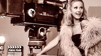 58 χρόνια πριν | Η Ζωή Λάσκαρη στις Κάννες με την πιο σικάτη μαύρη καμπαρτίνα