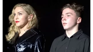 Madonna | Ο γιος της Rocco Ritchie πουλάει δικά του έργα τέχνης για χιλιάδες δολάρια με ψευδώνυμο