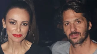 Η Μπέττυ Μαγγίρα φωτογραφίζει τον Δημήτρη Μάζη με το μαγιό του στα βράχια