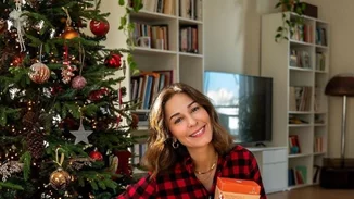 Κατερίνα Παπουτσάκη | Χαλαρώνει στο τζάκι του σπιτιού της