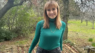 Μάρα Ζαχαρέα | Με πανωφόρι στο χρώμα της μέντας πλάι στη θάλασσα