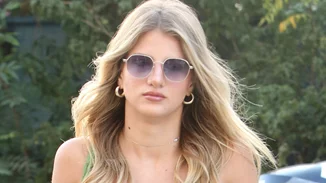 Καλλονή με αποκαλυπτικό φόρεμα | Η Άννα Μαρία Ίβιτς στο πλευρό της μαμάς της, Ελένης Πετρουλάκη