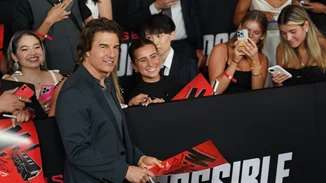 Ο Tom Cruise χαμογελαστός με αθλητικό look στην Αθήνα