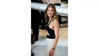 Rosamund Pike | Βρήκε την πιο περίεργη θέση για το Golden Globe της