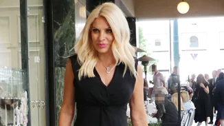 Πώς θα βάλεις το μαύρο φόρεμα το καλοκαίρι για να δείχνεις υπέρκομψη