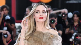 H Angelina Jolie, ξυπόλυτη στο "The Tonight Show", είχε το πιο κομψό πεντικιούρ του χειμώνα