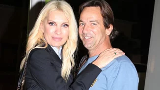 H Eλένη Μενεγάκη για αγορές χριστουγεννιάτικων ειδών - Με λευκό πλεκτό και leather παντελόνι