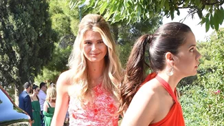 Η Αλεξάνδρα Κωστοπούλου σε lunch σε ταράτσα | Με μάξι μεταξωτό lingerie dress με τις φίλες της