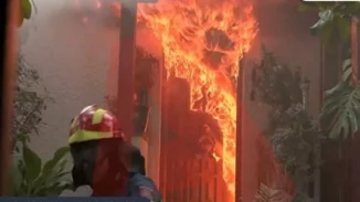 Φωτιά στην Αττική: Πυροσβέστης εμπόδισε γυναίκα να μπει στο φλεγόμενο σπίτι της και δευτερόλεπτα μετά έγινε έκρηξη [βίντεο]