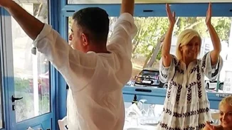 Ζήνα Κουτσελίνη | Η αδημοσίευτη φωτογραφία με τον Γιώργο Καραϊβάζ και το συγκινητικό δημόσιο μήνυμα