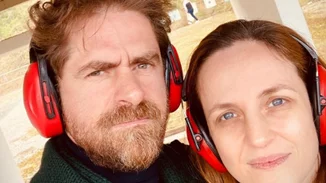 Δημήτρης Λάλος | Ο "Μαθιός" του Σασμού φωτογραφίζει τη σύζυγο και την κόρη του