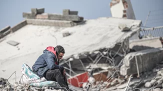 O Όμιλος Intrafashion προσφέρει ρούχα στους σεισμόπληκτους της Τουρκίας και της Συρίας