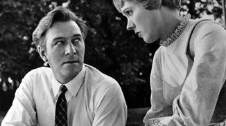 Julie Andrews | O κακοποιητικός, αλκοολικός πατριός και η επέμβαση που της κατέστρεψε τη φωνή