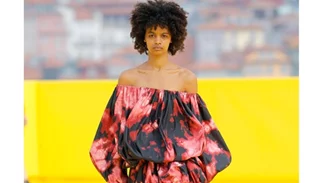 Marques' Almeida | Το fashion show για τη συλλογή AW21 μεταφέρεται στη μεγαλύτερη πεζογέφυρα του κόσμου