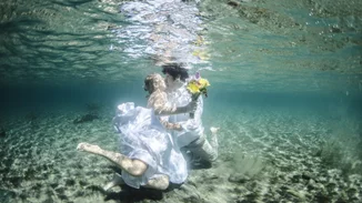 Ο Πέτρος και η Μυρτώ αντάλλαξαν όρκους αγάπης στο βυθό της Αλοννήσου | Ο πρώτος υποβρύχιος γαμος στην Ελλάδα