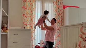 Κούκλα με το φραουλένιο της μαγιό | Η κόρη του Γιώργου Αγγελόπουλου ξεκίνησε τις βουτιές της