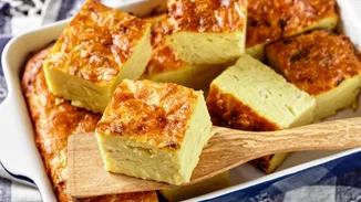 Αυτό το εύκολο τυρόψωμο του Άκη Πετρετζίκη είναι ό,τι πιο νόστιμο έχεις φτιάξει ποτέ | Χωρίς μίξερ με ελάχιστα υλικά