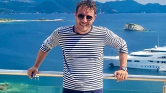 Σπύρος Δημητρίου | Με μελαχρινή καλλονή στο πλευρό του σε γάμο φίλων του