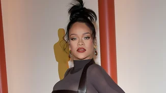 Rihanna | Με beehive και κατακόκκινο κραγιόν σαν άλλη Amy Winehouse