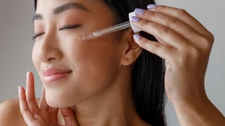 Οι 5 καλύτεροι οροί προσώπου με ρετινόλη που θα βρεις στο φαρμακείο της γειτονιάς σου