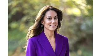 Kate Middleton | Φόρεσε το αγαπημένο πανωφόρι των Γαλλίδων fashionistas στο πιο διακριτικό festive χρώμα