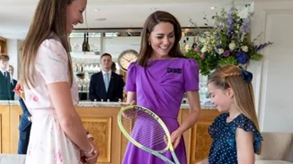 Πριγκίπισσα Charlotte | H αντίδραση που σχολιάστηκε από τη νέα εμφάνιση με τη μητέρα της