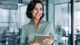 Παραγωγική, περήφανη, αισιόδοξη | 10 γνωρίσματα που κάθε ισχυρή γυναίκα έχει