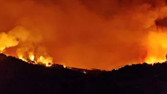 Ανεξέλεγκτη η φωτιά στην Εύβοια | Καίγονται σπίτια στις Ροβιές - Το Λιμενικό απομακρύνει κατοίκους από την παραλία