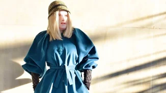 Ιωάννα Παλιοσπύρου | Ποζάρει στο φακό γνωστής φωτογράφου φορώντας παλτό MI-RŌ