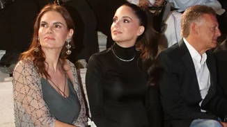 Pregnancy Chic | Η Αλεξάνδρα Νίκα με μαύρο εφαρμοστό φόρεμα στη συναυλία του Κωνσταντίνου Αργυρού στο Ηρώδειο