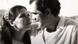 Η Τζένη Καρέζη με νυφικό στη δεξίωση του γάμου της με τον Κώστα Καζάκο