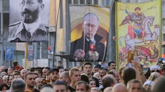 Σερβία | Λιτανεία στους δρόμους κατά του EuroPride με σταυρούς, εικόνες και φωτογραφίες του Putin