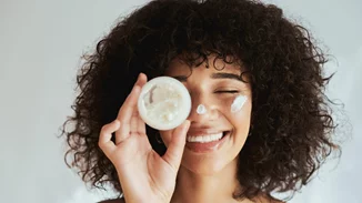 5 χρήσιμες beauty συνήθειες που πρέπει να βάλεις στη ζωή σου από τα 20s σου για διαχρονική λάμψη και σφριγηλότητα