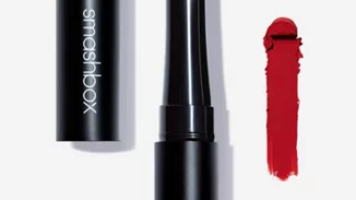 Must-Have | Το best selling κραγιόν που μένει αναλλοίωτο στα χείλη για έως και 12 ώρες