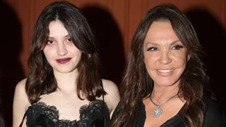 Κούκλα με καστανά μαλλιά και λευκό δέρμα | Η Βάνα Μπάρμπα ποζάρει με την κόρη της Φαίδρα Μπάρμπα