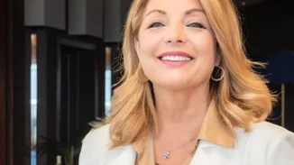 Άντζελα Γκερέκου | Με την κόρη της στο αεροδρόμιο - Η εμφάνιση χωρίς μακιγιάζ