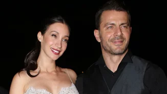 Η Δήμητρα Βαμβακούση φωτογραφίζει τον Γιώργο Αγγελόπουλο στη Σκιάθο