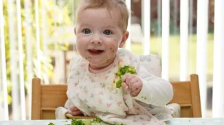 Baby led weaning | Τι πρέπει να προσέχουν οι γονείς σύμφωνα με την παιδίατρο