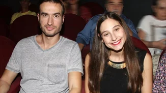 Έτοιμοι να ανέβουν τα σκαλιά της εκκλησίας η Φωτεινή Αθερίδου και ο Κωνσταντίνος Μαγκλάρας