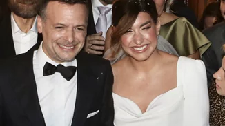 Γάμος Χάρη Δούκα – Γεωργίας Πολυτάνου | Το αριστοκρατικό νυφικό, το κομψό μακιγιάζ και η ιδιαίτερη ανθοδέσμη