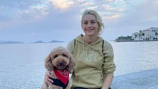 Η Γιούλικα Σκαφιδά φωτογραφίζει τον Άγγελό της στο υπνοδωμάτιό του | Τα γήινα χρώματα που έχει επιλέξει