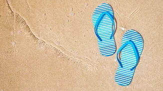 10 ζευγάρια σαγιονάρες για την παραλία για να διαλέξεις τις αγαπημένες σου