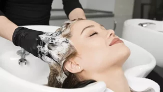 Προσοχή στο κομμωτήριο | Τι είναι το "εγκεφαλικό του κομμωτηρίου" που μπορεί να γίνει πολύ επικίνδυνο;