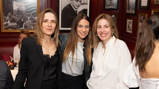 Νινέττα Πατέρα | Σπάνια κοσμική εμφάνιση με μαύρο σύνολο