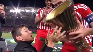 "Είμαι ο Γιάννης όλων των ομάδων": Ο μικρός Γιαννάκης στον τελικό του Conference League δίδαξε σε όλους ότι ο αθλητισμός είναι συναισθήματα