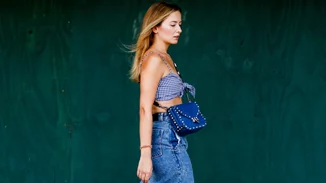 Street style | Συγκεντρώσαμε τις ωραιότερες denim mini φούστες για τη φετινή άνοιξη
